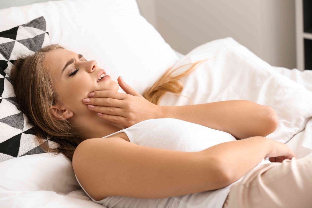 Woman with tooth soreness